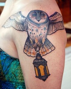 手臂上可爱的猫头鹰纹身