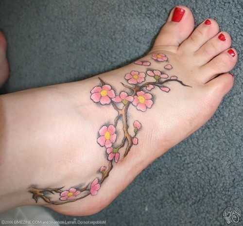 女性脚背好看的梅花纹身
