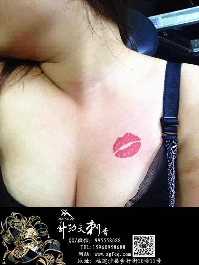女性胸部唇印图案纹身