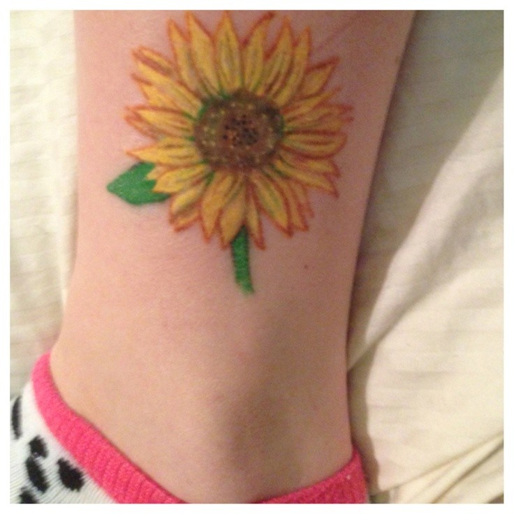 女生脚踝部漂亮的向日葵纹身