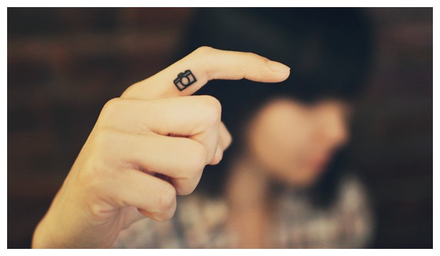 手指上漂亮小小的相机纹身