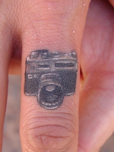 手指上漂亮小小的相机纹身