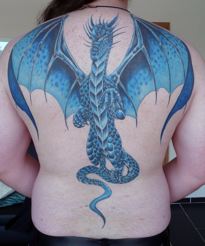 背部个性的一款飞龙纹身