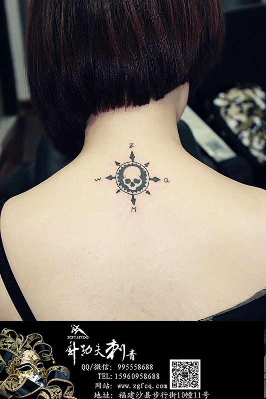 美女纹身-颈部指南针纹身