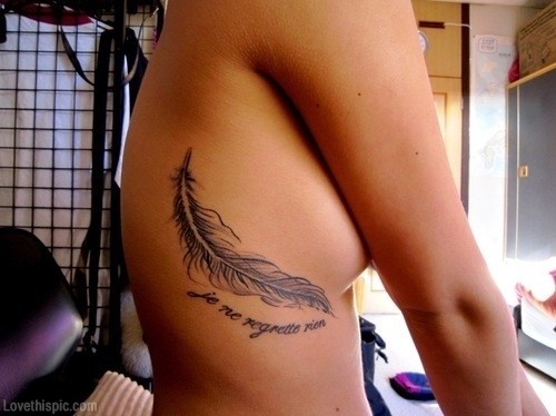 女性肋部漂亮唯美的羽毛纹身