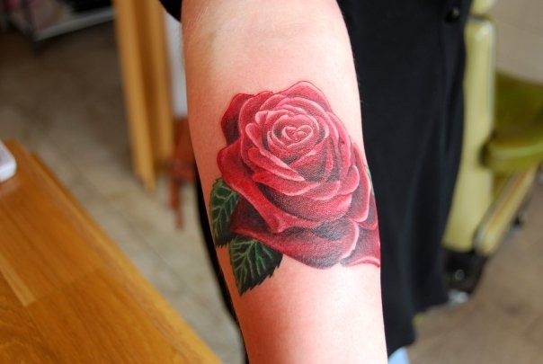 手臂上一朵非常漂亮的玫瑰纹身