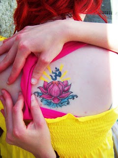 背部唯美漂亮的莲花梵文纹身