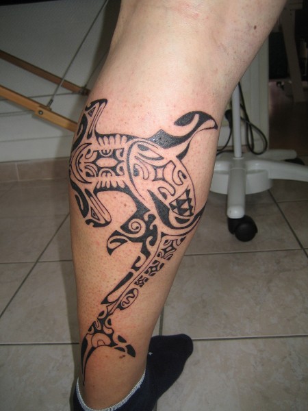 小腿部一款鲸鱼图腾纹身