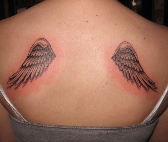 女生背部好看的小翅膀纹身