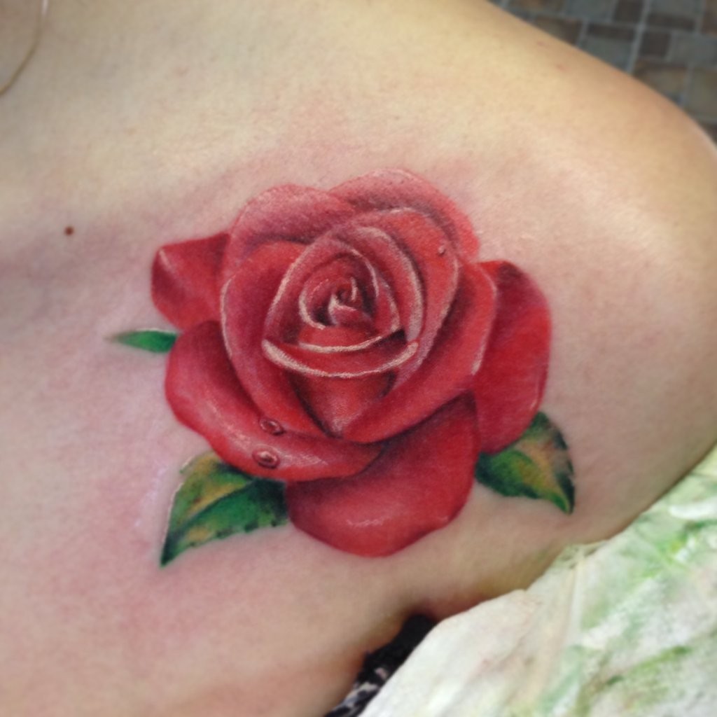 肩部一朵妖艳的玫瑰纹身