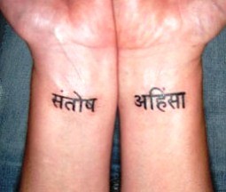 小小时尚的梵文纹身