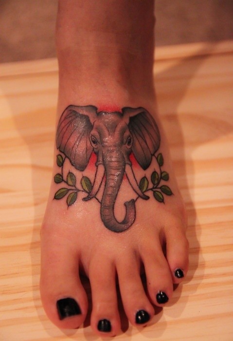 脚背上可爱的大象纹身
