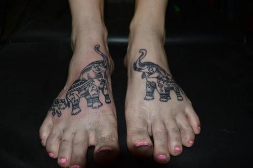 脚背上可爱的大象纹身