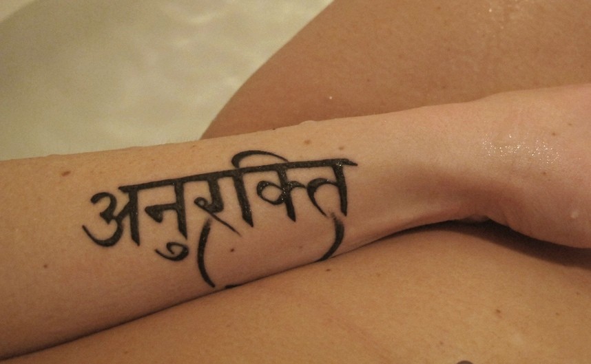 手臂上漂亮的梵文纹身