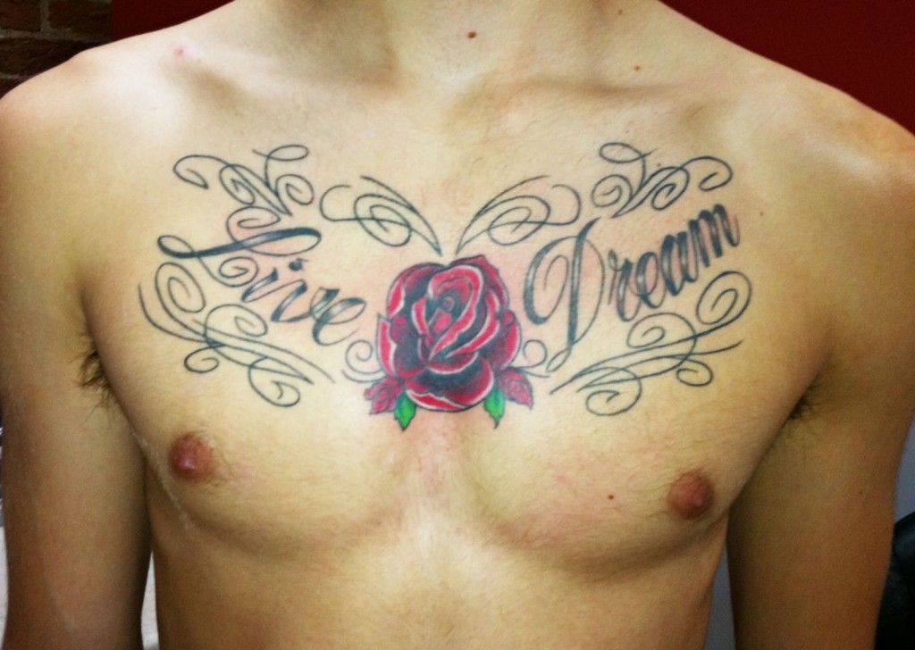 胸部个性的花朵纹身