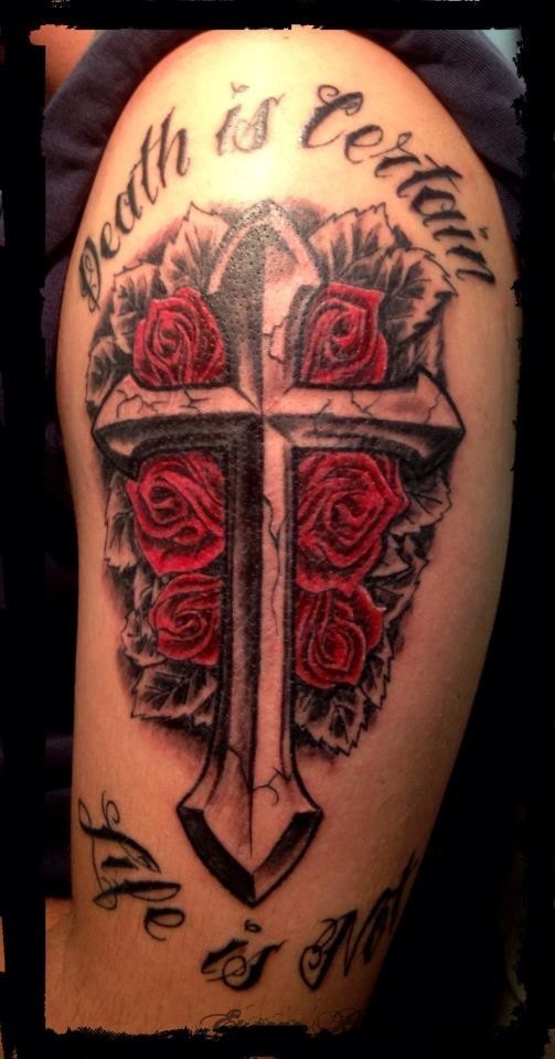手臂好看的十字架玫瑰纹身