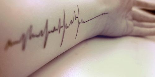手臂漂亮唯美简单的心电图纹身