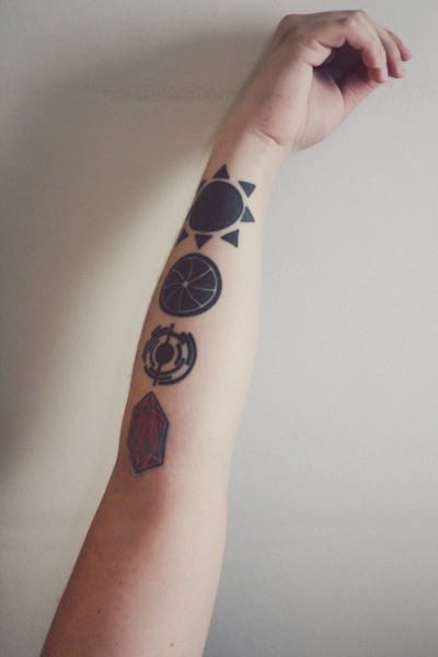 女性手臂一串图形纹身