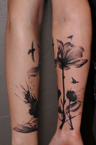 好看的素色花朵和小鸟纹身
