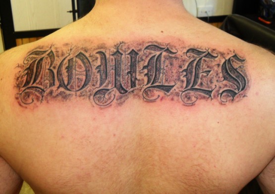 男人背部简单的字母纹身