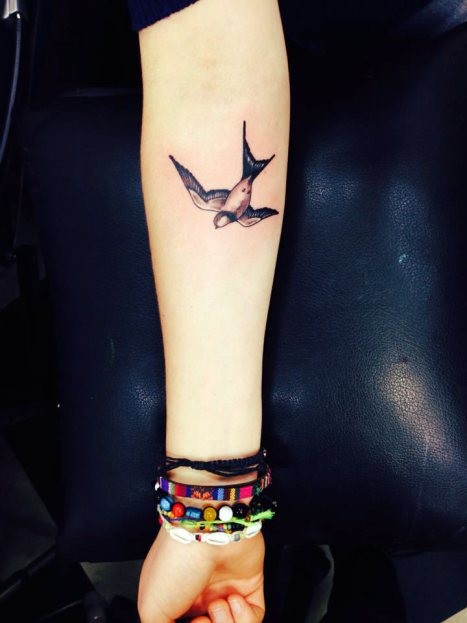 手臂上一只个性的燕子纹身