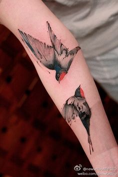 手臂上一只个性的燕子纹身