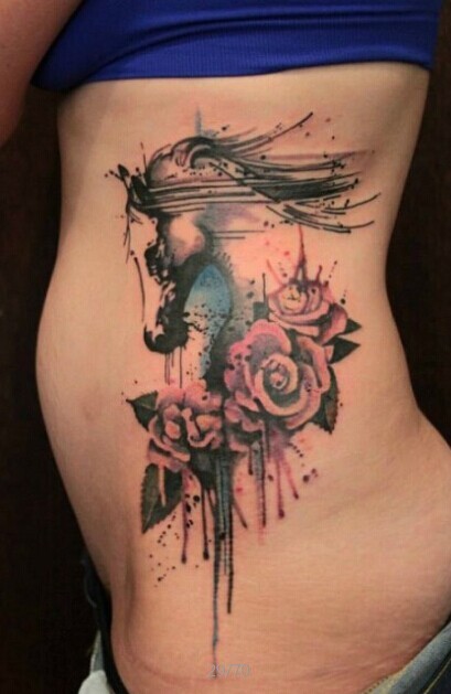 敢纹侧腰的纹身都是很耐疼的人