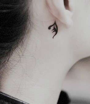 女性耳根后黑白创意小刺青