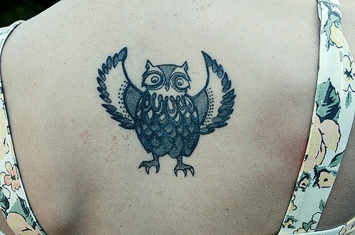 女性背部创意猫头鹰纹身