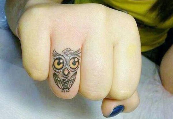 手指上可爱的猫头鹰纹身
