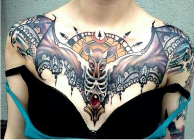 美女胸部个性的蝙蝠纹身