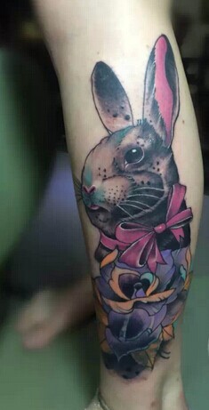 女性小腿兔子纹身图案