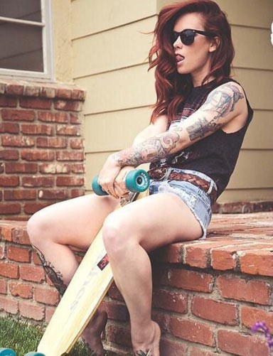 纹身女孩爱上滑板的日子