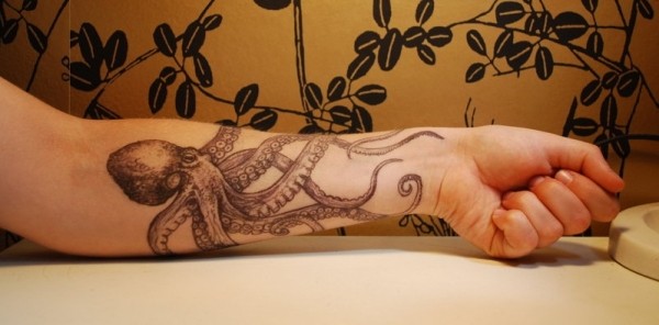 手臂帅气的八爪鱼纹身