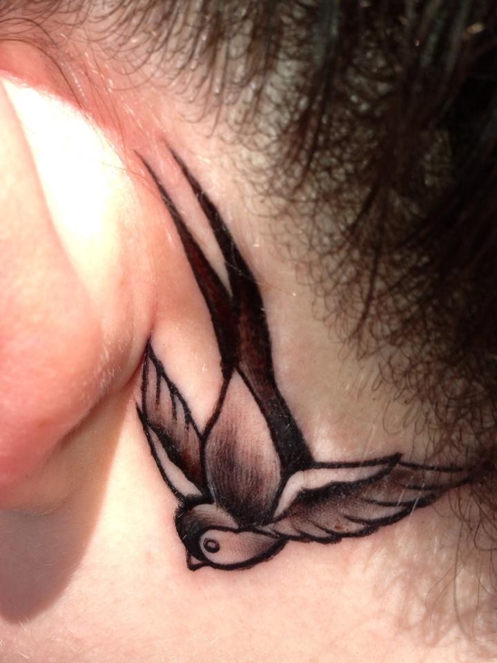 女孩子颈部漂亮唯美的燕子纹身