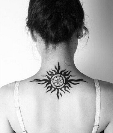 女孩子背部漂亮简单的太阳图腾纹身