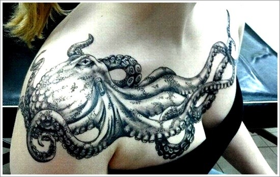胸部大气的章鱼纹身