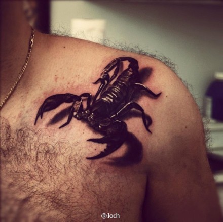 胸部霸气的蝎子纹身