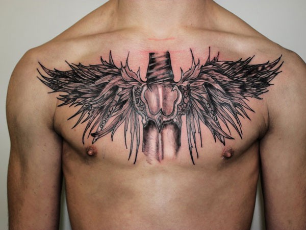 胸部个性的翅膀纹身