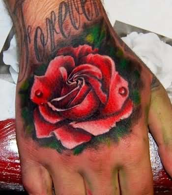 手臂漂亮绚丽的玫瑰纹身
