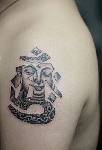 大臂上一款个性的梵文纹身