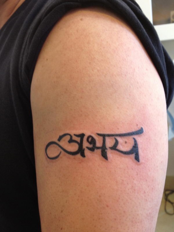 大臂上一款个性的梵文纹身