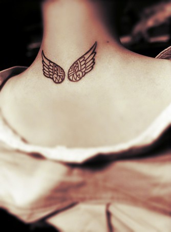 女孩颈部小小好看的翅膀纹身