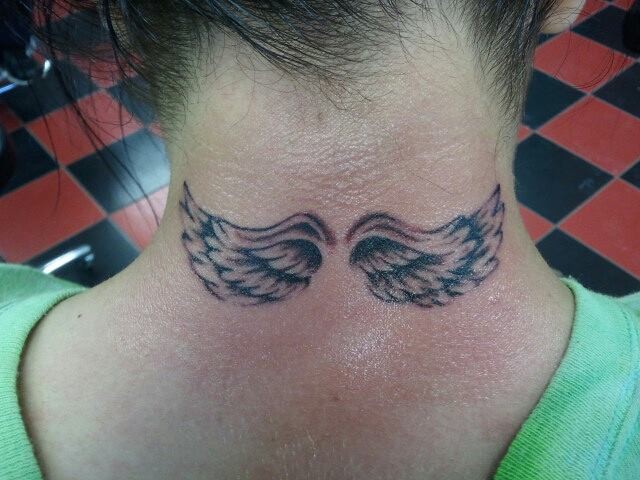 女孩颈部小小好看的翅膀纹身