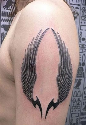手臂潮流的翅膀纹身