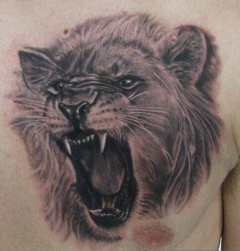 胸部帅气的狮子头纹身
