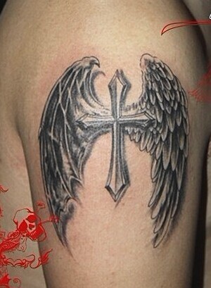 带翅膀的十字架纹身