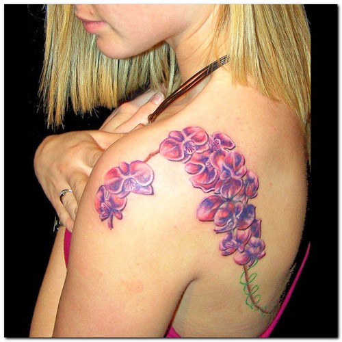 肩部亮丽的花朵纹身
