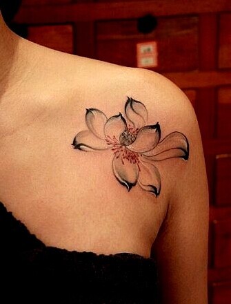 肩部漂亮唯美的莲花纹身