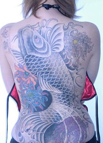 女性背部时尚的鲤鱼纹身